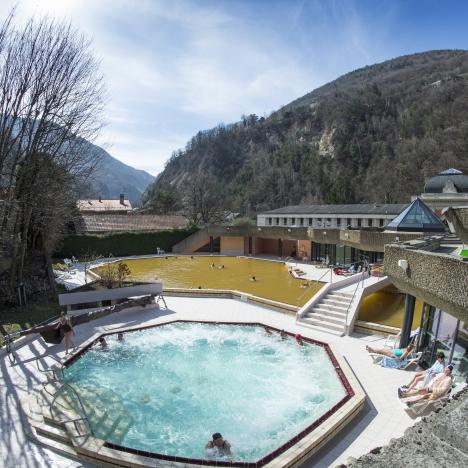 jacuzzi extérieur piscine thermale des Grands Bains de Salins